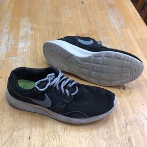 Nike men’s tennis shoes size 12 black roshe